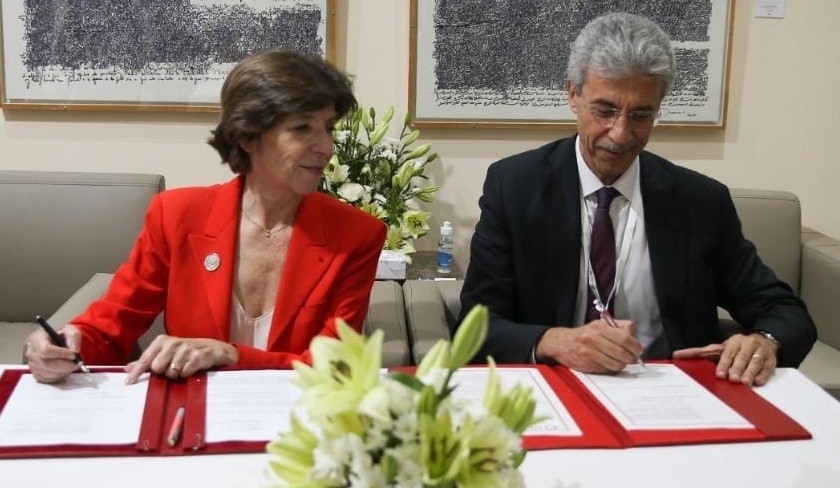 Bộ trưởng Kế hoạch và Kinh tế Tunisia Samir Saïed và Bộ trưởng Ngoại giao kiêm phụ trách các vấn đề châu Âu của Pháp Catherine Colonna đã ký một thỏa thuận tài chính trị giá 200 triệu Euro. (Nguồn: AFP)