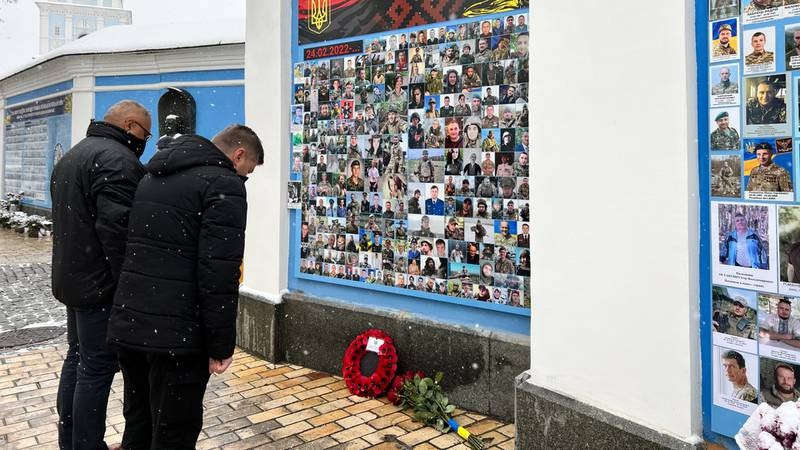 Bộ trưởng Quốc phòng New Zealand Peeni Henare đến thăm Bức tường tưởng niệm những người đã ngã xuống vì Ukraine ở Kiev để tưởng nhớ các nạn nhân của cuộc chiến. (Nguồn: 1news)
