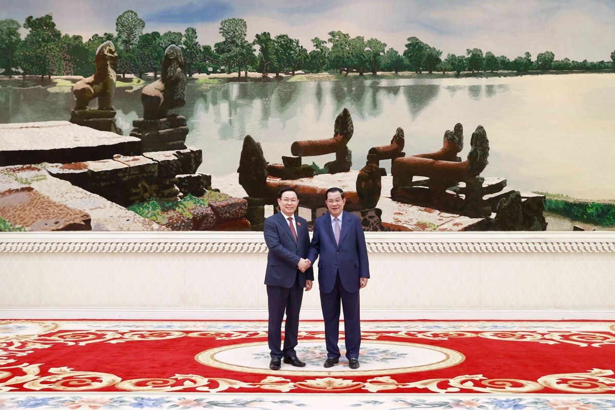 Trong khuôn khổ chuyến thăm chính thức Vương quốc Campuchia, sáng 20/11/2022, tại Phủ Thủ tướng ở Thủ đô Phnom Penh, Chủ tịch Quốc hội Vương Đình Huệ hội kiến Thủ tướng Chính phủ Hoàng gia Campuchia Samdech Techo Hun Sen. (Nguồn: TTXVN)