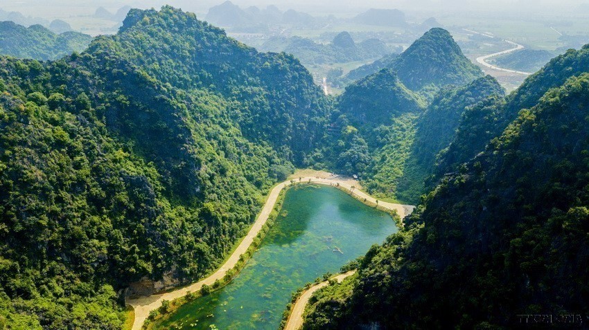 Am Tien Cave is hidden in the middle of the mountain, with many mysterious historical stories. (Photo: VNA)