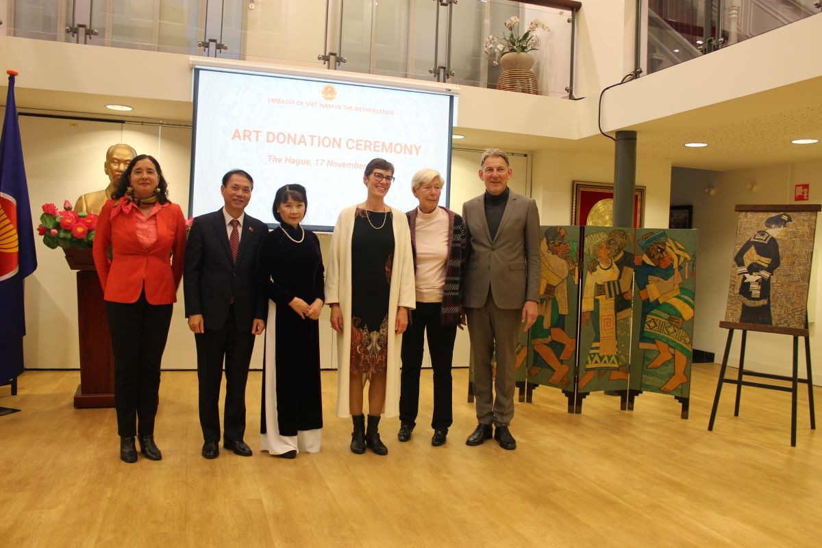 Đại sứ quán Việt Nam tại Hà Lan tổ chức tiếp nhận quà tặng nghệ thuật