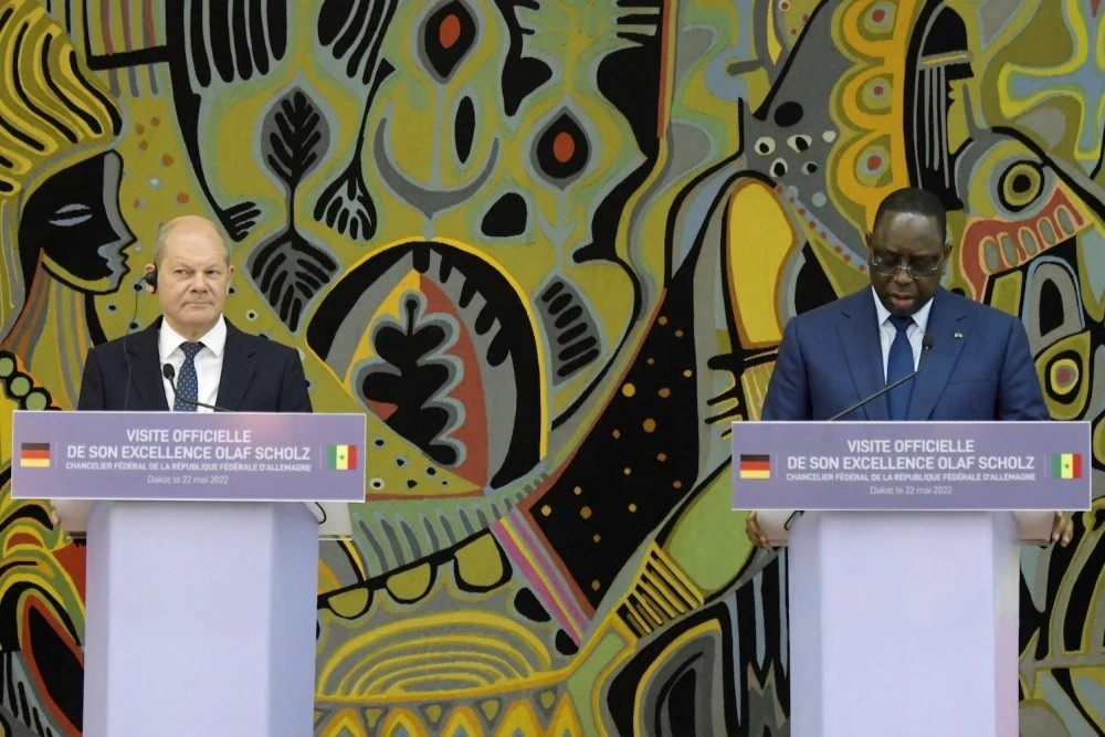 Nga-Đức: Tổng thống Senegal Macky Sall (phải) phát biểu trong cuộc họp báo chung với Thủ tướng Đức Olaf Scholz tại Senegal, ngày 22/5. (Nguồn: Getty)