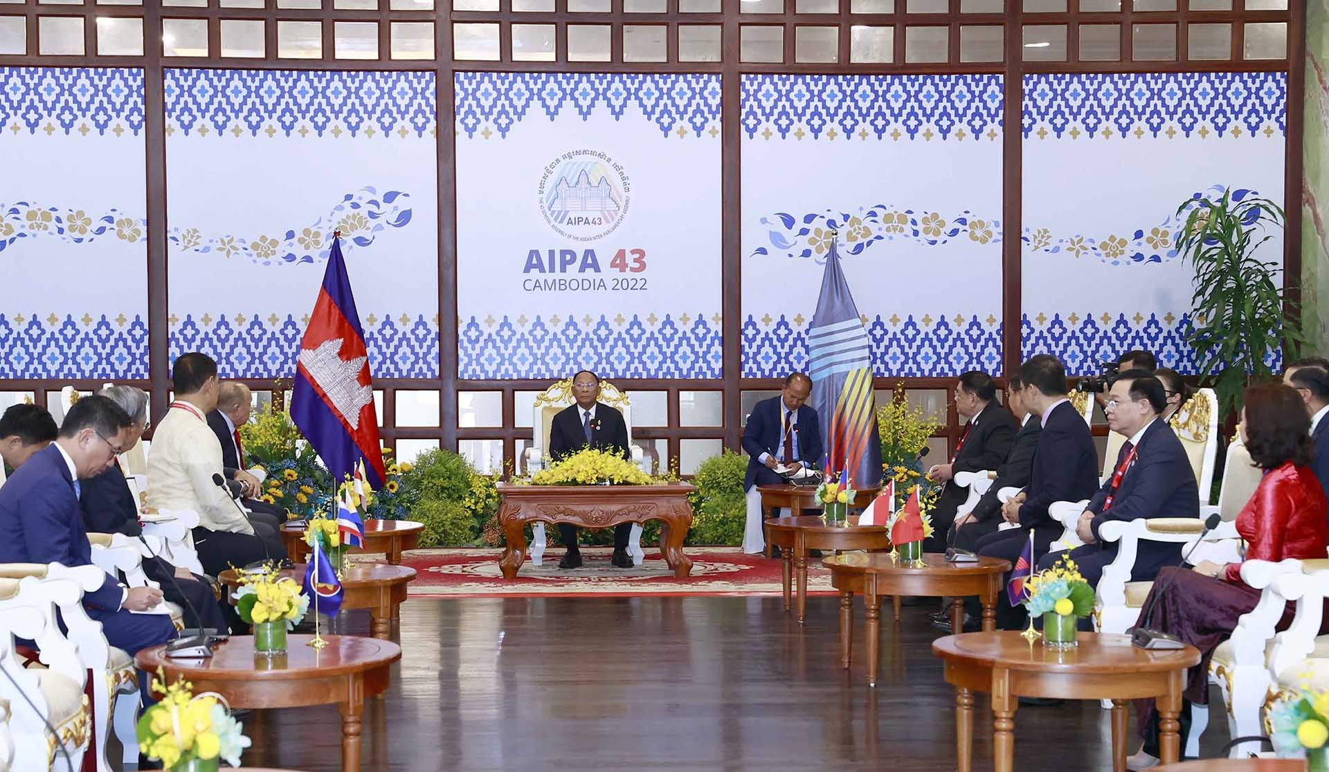 Chủ tịch Quốc hội Vương Đình Huệ cùng các Trưởng đoàn chào xã giao Chủ tịch AIPA-43 Samdech Heng Samrin. (Nguồn: TTXVN)