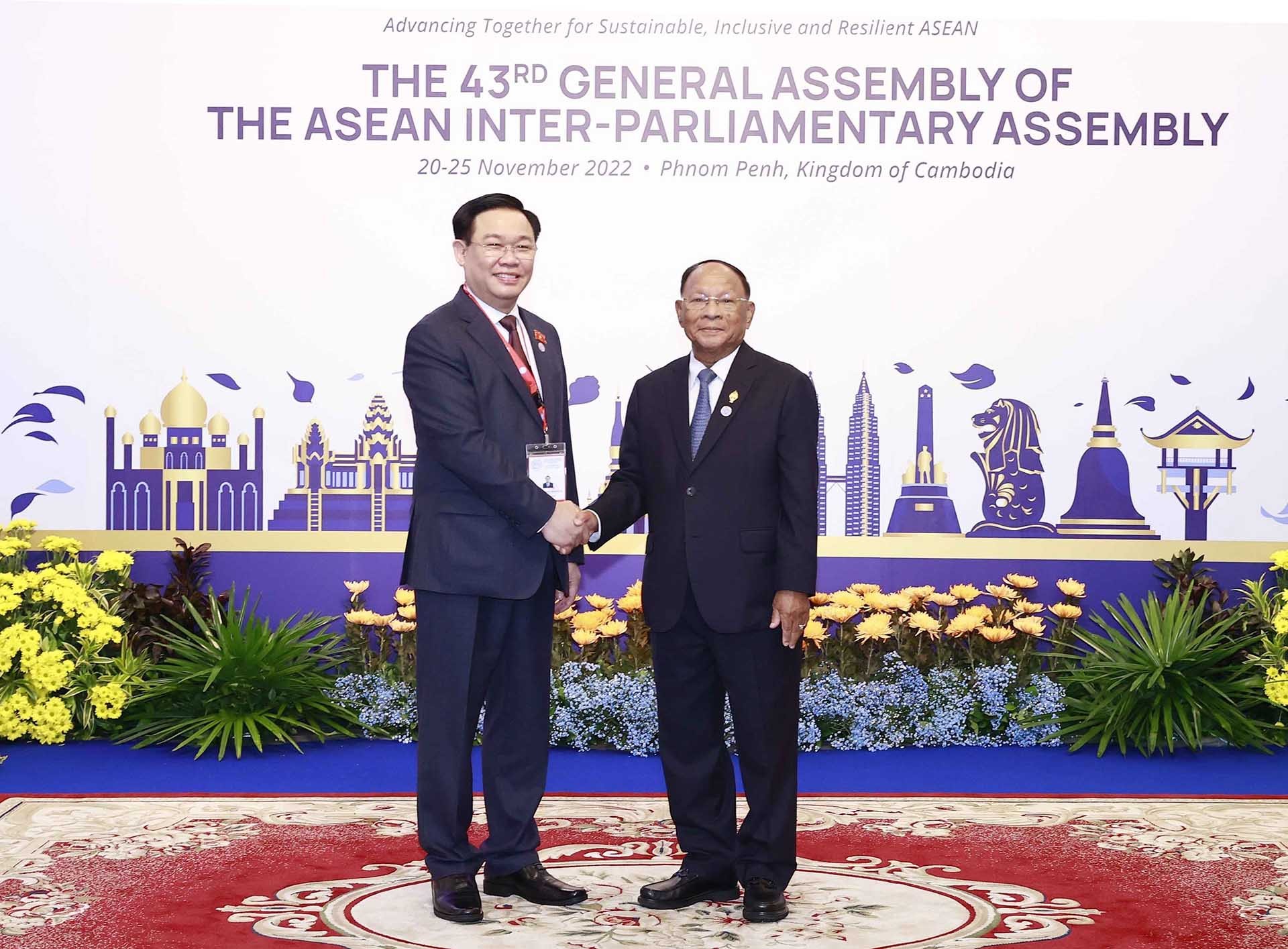 Chủ tịch Quốc hội Vương Đình Huệ  và Chủ tịch Quốc hội Campuchia, Chủ tịch AIPA-43 Samdech Heng Samrin. (Nguồn: TTXVN)