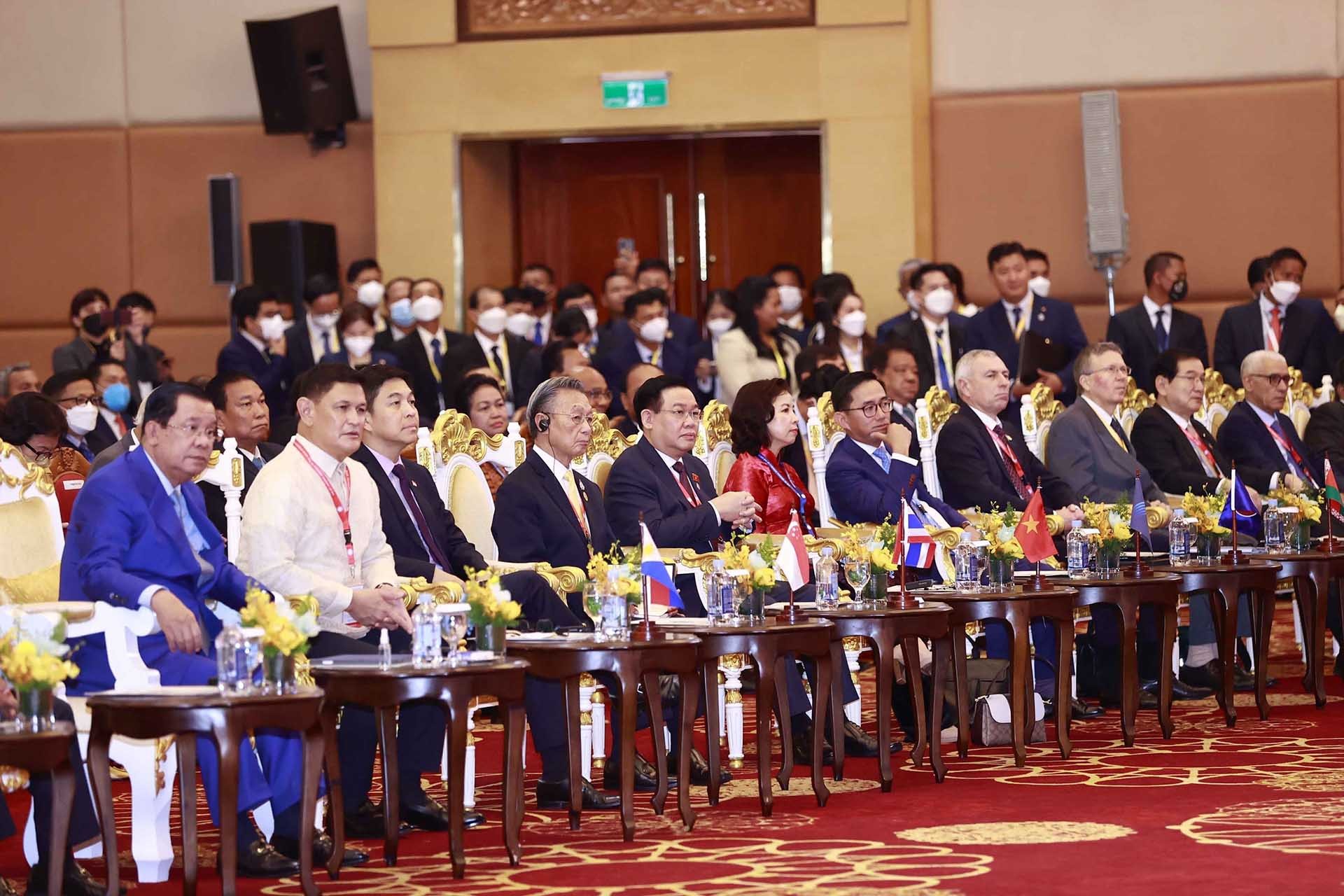 Chủ tịch Quốc hội Vương Đình Huệ và đại biểu dự lễ khai mạc AIPA-43. (Nguồn: TTXVN)