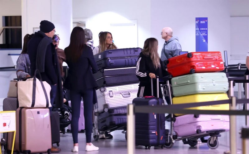 Nhóm WAGs Anh tụ tập tại sân bay Manchester vào buổi sáng để sang Qatar cổ vũ World Cup 2022. Mỗi người đẩy một xe hành lý gồm nhiều vali to.