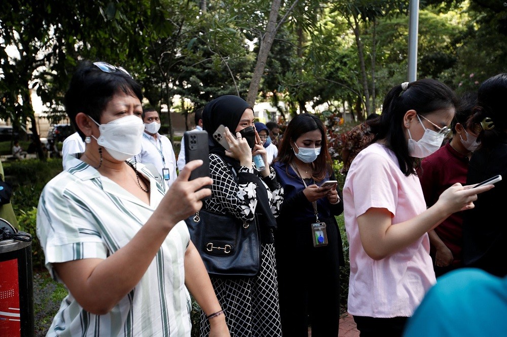 (11.21) Người dân di chuyển ra khỏi tòa nhà tại Jakarta sau khi có thông báo về vụ động đất 5,6 độ Richter tại Tây Java. (Nguồn: Reuters)