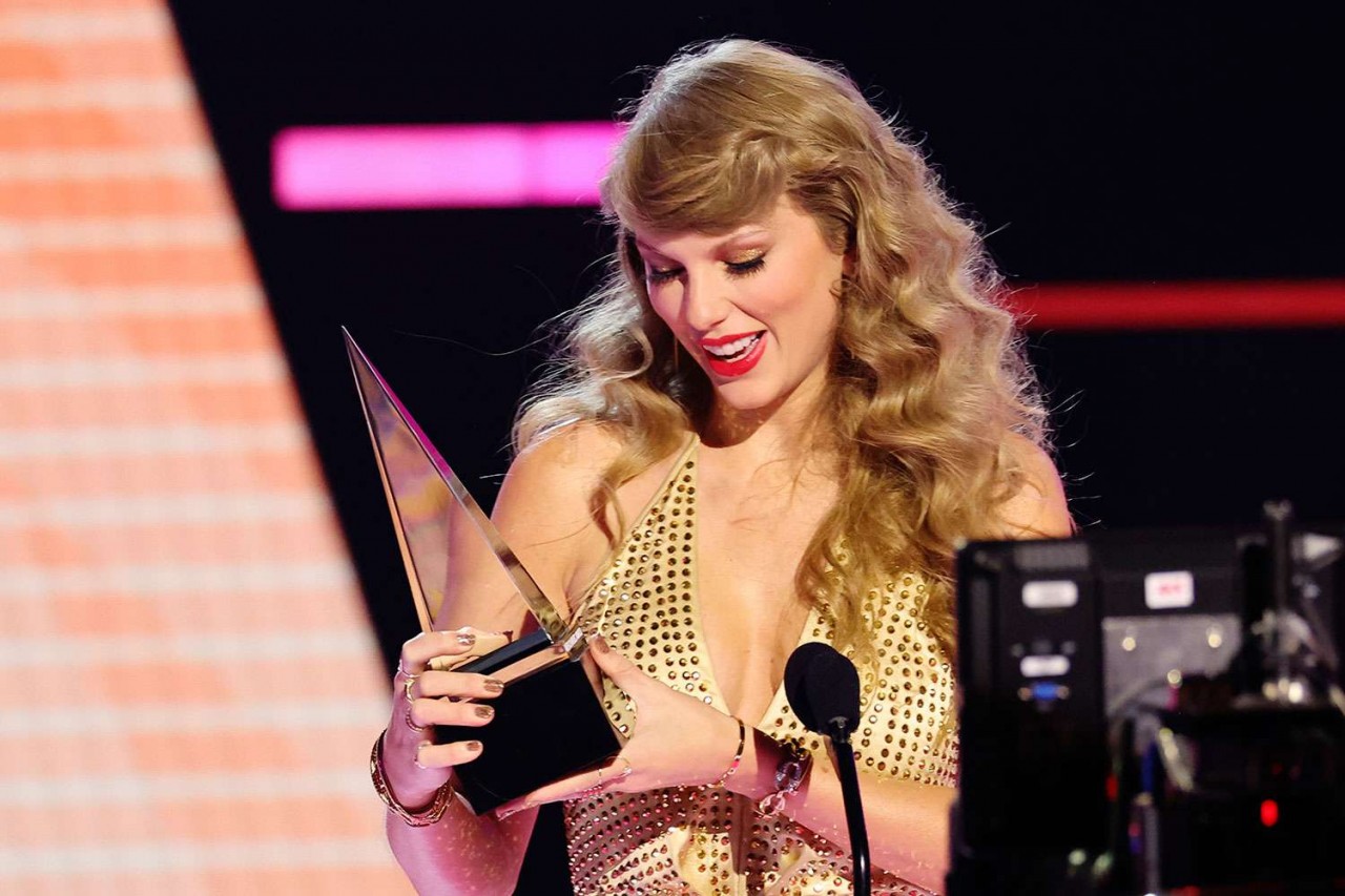 Taylor Swift nhận nhiều giải thưởng nhất AMAs 2022; BTS được vinh danh