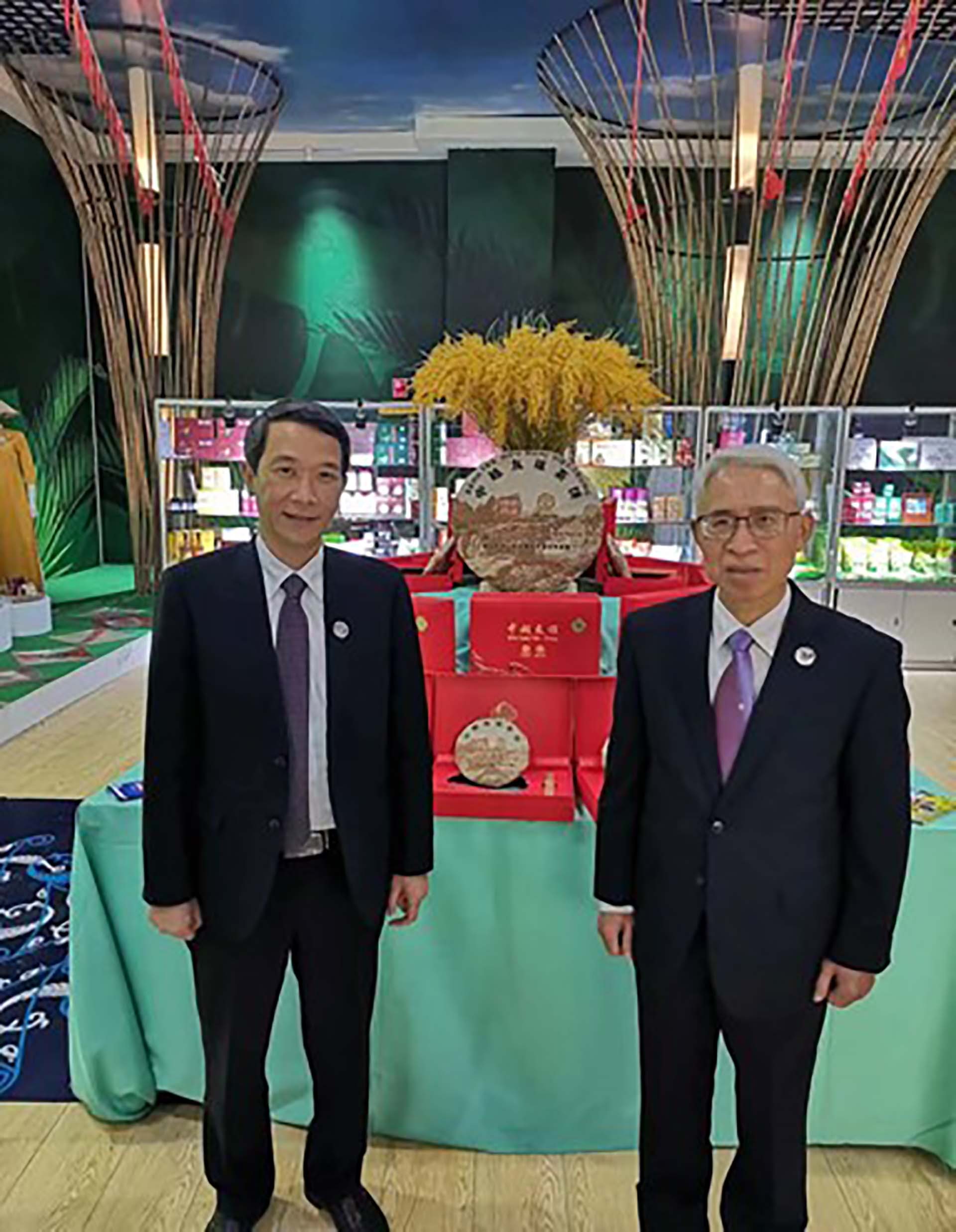 Đại sứ Phạm Sao Mai và Tổng Lãnh sự Nguyễn Trung Hiếu chụp ảnh lưu niệm trước Bánh trà hữu nghị Việt Nam - Trung Quốc