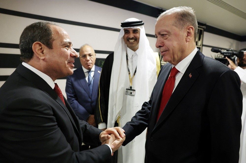 (11.22) Tổng thống Thổ Nhĩ Kỳ Tayyip Erdogan và người đồng cấp Abdel Fattah el-Sisi bắt tay tại lễ khai mạc World Cup 2022 ở Doha, Qatar ngày 20/11. (Nguồn: Reuters)