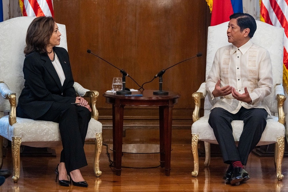 (11.22) Phó Tổng thống Mỹ Kamala Harris và Tổng thống Philippines Ferdinand Marcos Jr. trong cuộc hội đàm ngày 21/11. (Nguồn: Reuters)