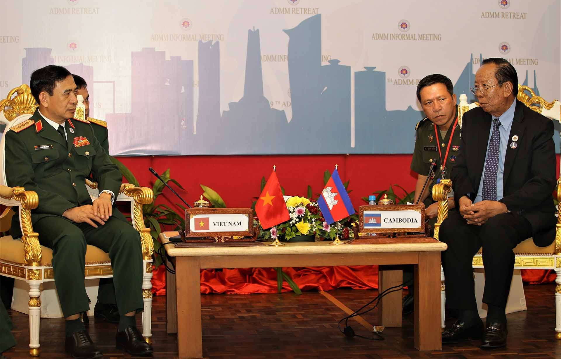 Bộ trưởng Quốc phòng Phan Văn Giang gặp Bộ trưởng Quốc phòng Campuchia Tea Banh. (Nguồn: TTXVN)