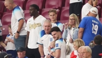 Hình ảnh cầu thủ đội tuyển Anh tưng bừng ăn mừng cùng gia đình trên khán đài ngay sau trận thắng đậm Iran