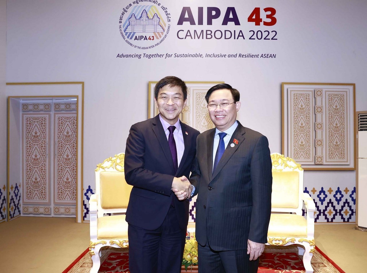 NA Chairman Vuong Dinh Hue meets parliamentary leaders of Singapore, Azerbaijan, Belarus