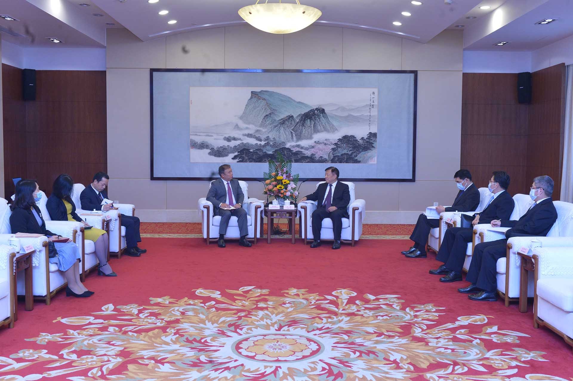Tổng lãnh sự Việt Nam tại Thượng Hải Nguyễn Thế Tùng hội kiến Phó Tỉnh trưởng tỉnh Giang Tô Phương Vĩ.
