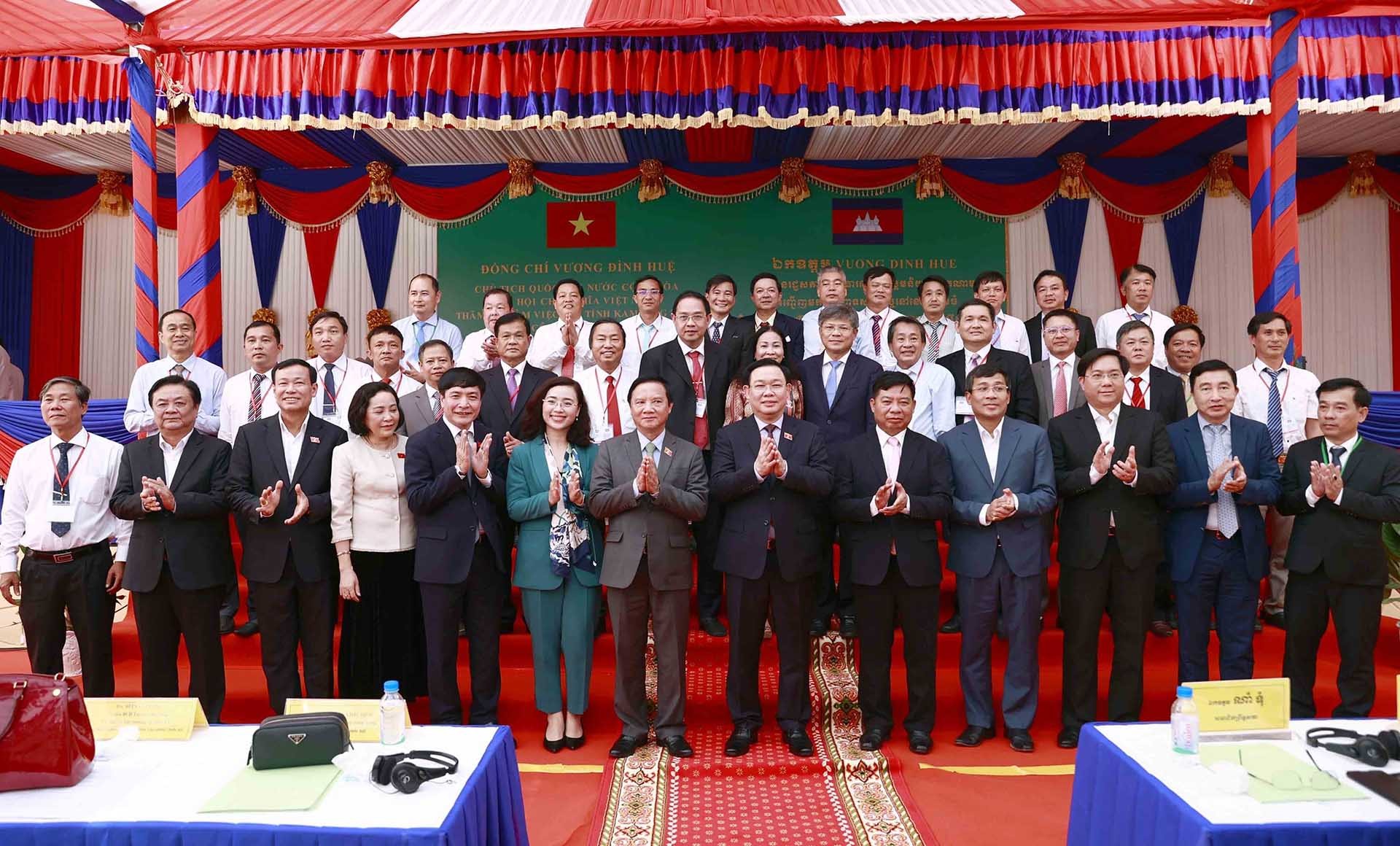 Chủ tịch Quốc hội Vương Đình Huệ với cán bộ, công nhân người Việt tại Cụm dự án cao su tỉnh Kampong Thom. (Nguồn: TTXVN)