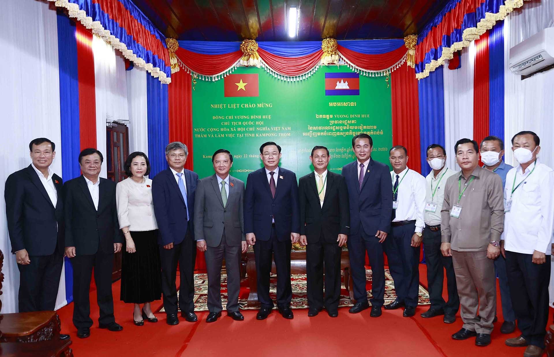 Chủ tịch Quốc hội Vương Đình Huệ với Phó Tỉnh trưởng Kampong Thom Nhek Bankheng cùng đại biểu. (Nguồn: TTXVN)