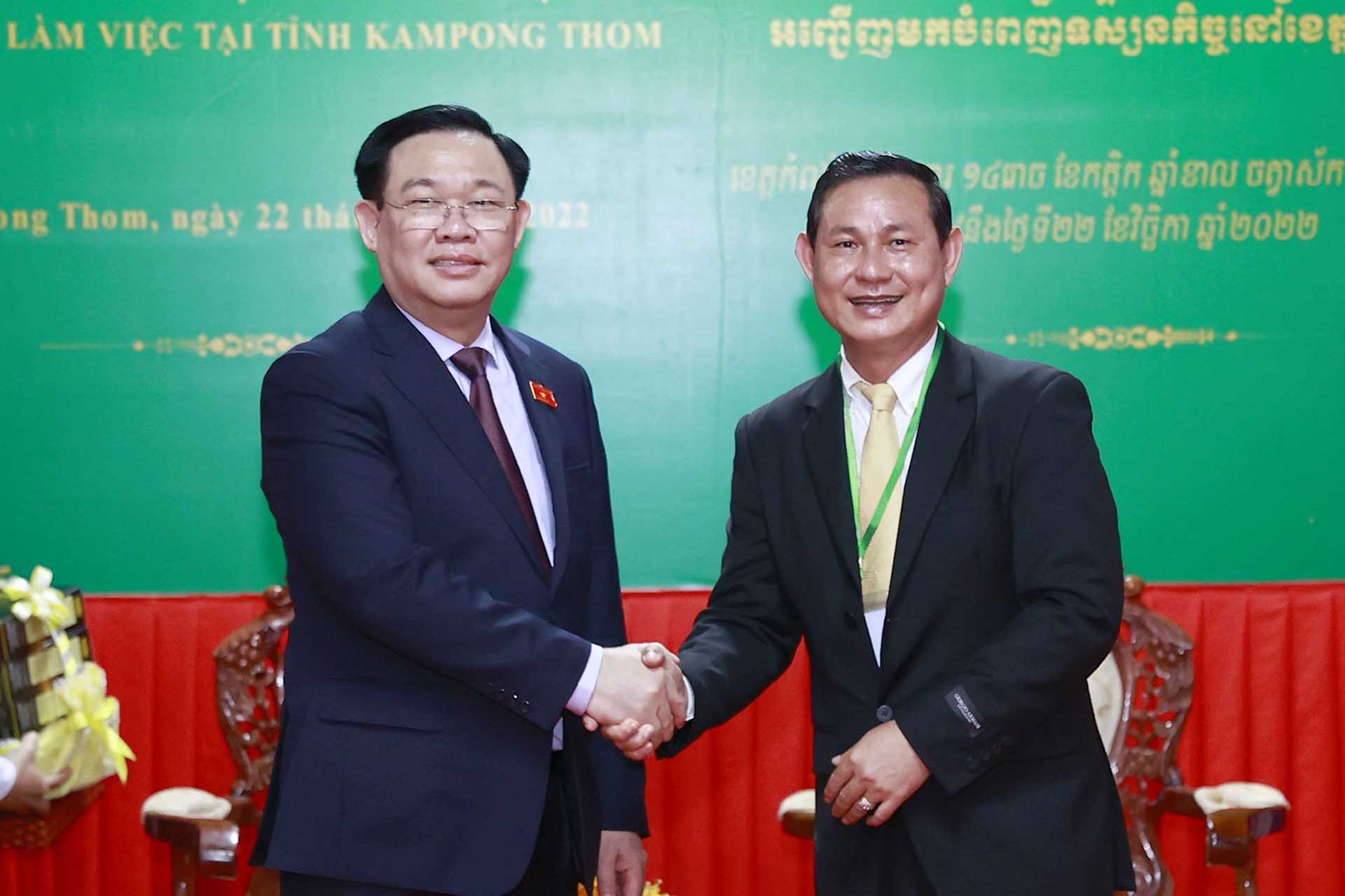Chủ tịch Quốc hội Vương Đình Huệ tiếp Phó Tỉnh trưởng Kampong Thom. (Nguồn: TTXVN)