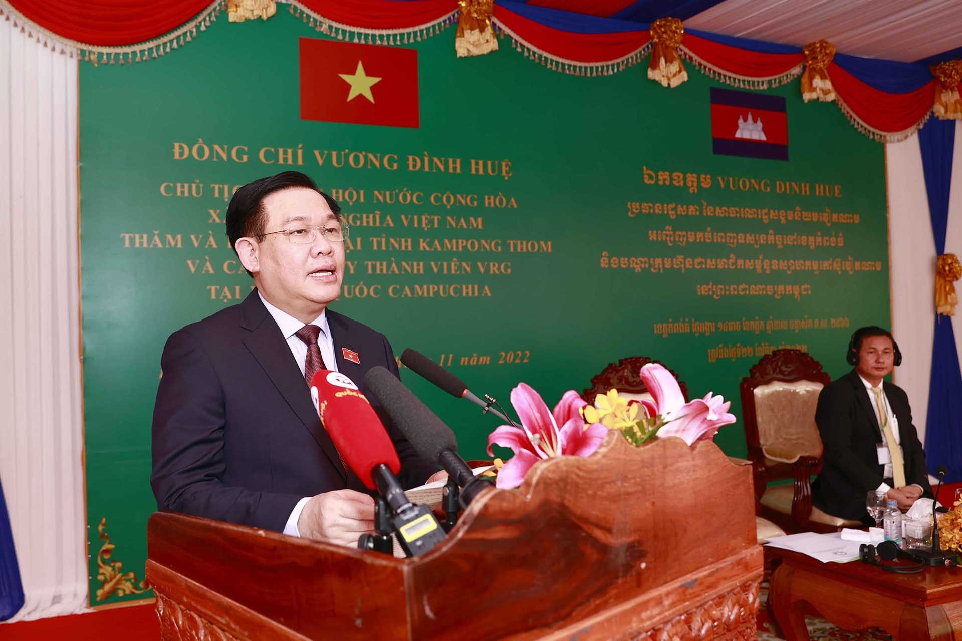 Chủ tịch Quốc hội Vương Đình Huệ nói chuyện với cán bộ, công nhân người Việt tại Cụm dự án cao su tỉnh Kampong Thom. (Nguồn: TTXVN)