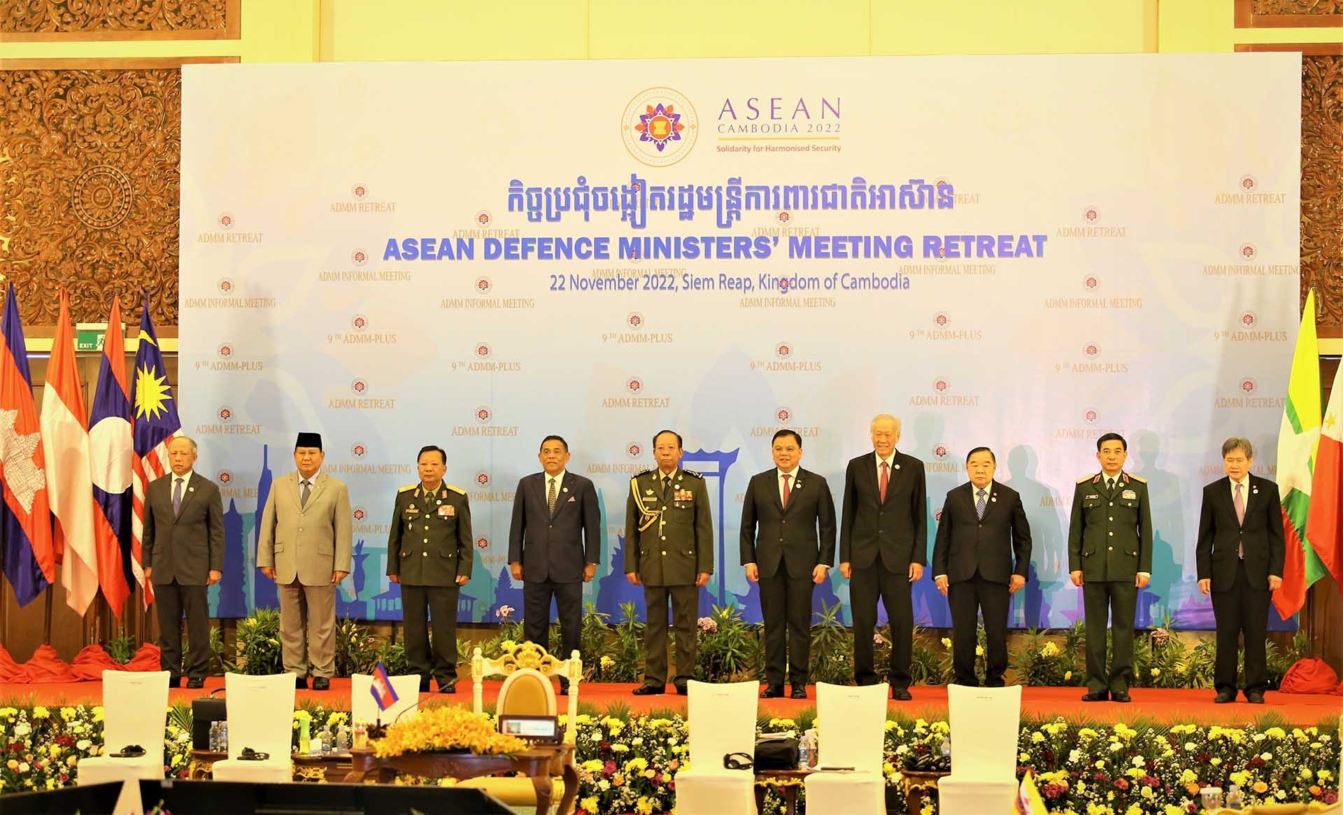 Bộ trưởng Quốc phòng, lãnh đạo Bộ Quốc phòng các nước ASEAN và Tổng Thư ký ASEAN Lim Jock Hoi chụp ảnh chung tại Hội nghị. (Nguồn: TTXVN)