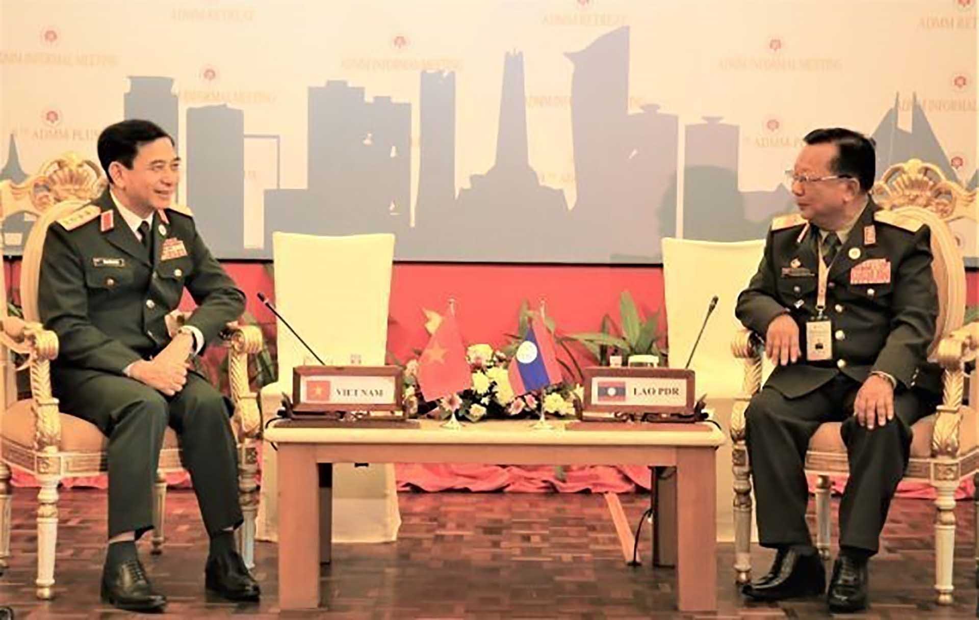Đại tướng Phan Văn Giang (trái), Bộ trưởng Bộ Quốc phòng Việt Nam và Đại tướng Chansamone Chanyalath, Phó Thủ tướng Chính phủ, Bộ trưởng Quốc phòng Lào tại cuộc gặp song phương. (Nguồn: TTXVN)
