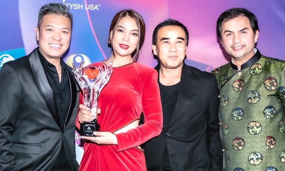 Đạo diễn Cường Ngô, MC Quyền Linh, người mẫu Đức Tiến (từ trái qua) đến dự bế mạc LHP và dành lời chúc mừng cho Trương Ngọc Ánh. Cả ba là những người đồng nghiệp thân thiết của nữ diễn viên trong nhiều năm qua.