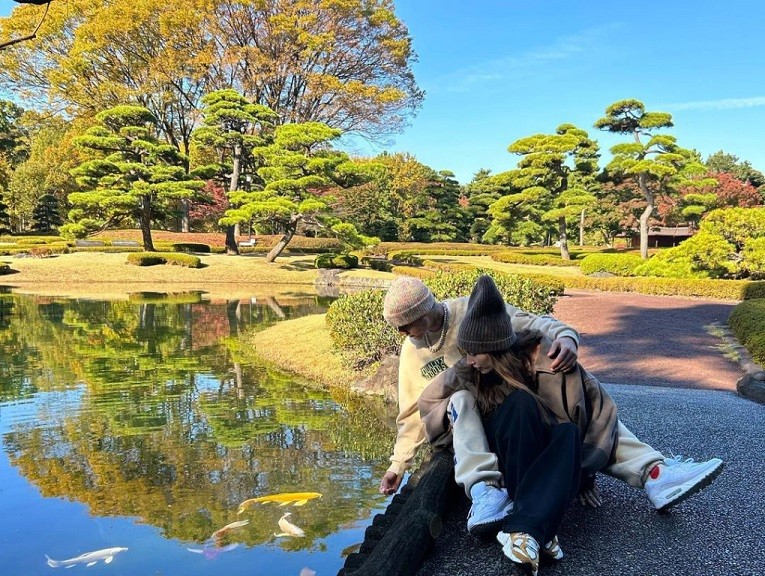Chùm ảnh vợ chồng Justin Bieber tình tứ ngắm cảnh mùa Thu Nhật Bản