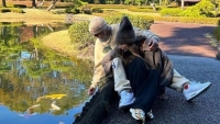 Chùm ảnh vợ chồng Justin Bieber tình tứ ngắm cảnh mùa Thu rực rỡ tại Nhật Bản