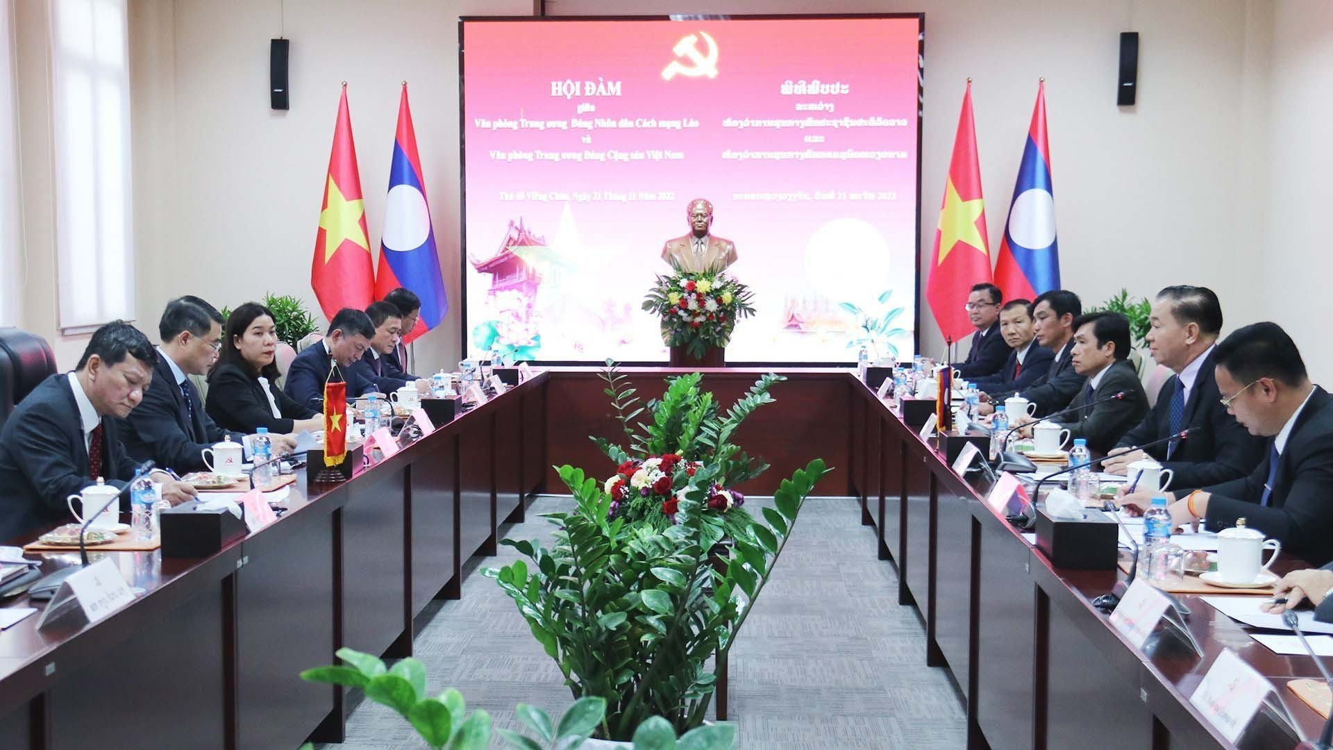 Quang cảnh cuộc hội đàm giữa hai đoàn Văn phòng Trung ương Đảng Việt Nam và Lào.  (Nguồn: TTXVN)