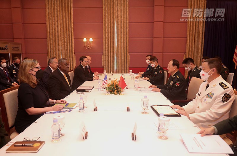 (11.22) Bộ trưởng Quốc phòng Mỹ Lloyd Austin và người đồng cấp Trung Quốc Ngụy Phượng Hòa trong buổi gặp gỡ bên lề ADMM+ ngày 22/11 tai Campuchia.