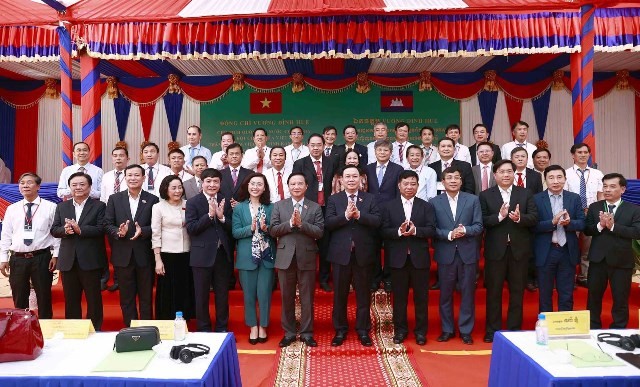 NA Chairman Vuong Dinh Hue visits Cambodia’s Kampong Thom province