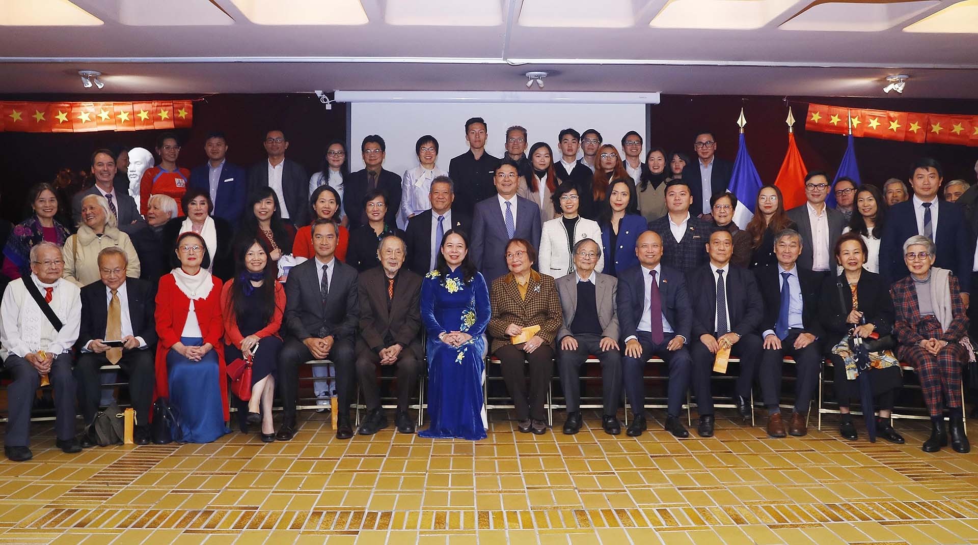 Phó Chủ tịch nước Võ Thị Ánh Xuân với cán bộ Đại sứ quán và đại diện cộng đồng người Việt Nam tại Pháp. (Nguồn: TTXVN)