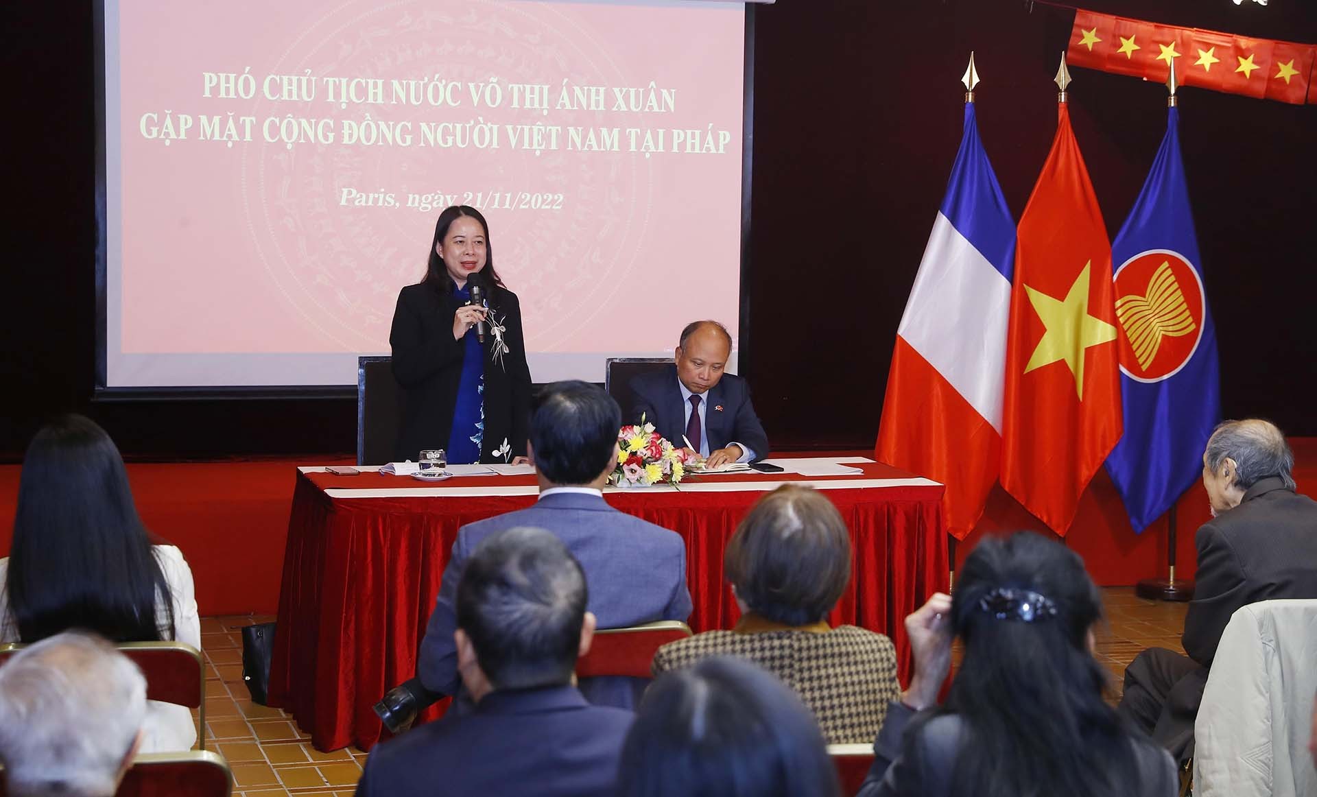 Phó Chủ tịch nước Võ Thị Ánh Xuân nói chuyện với đại diện cộng đồng người Việt Nam tại Pháp. (Nguồn: TTXVN)