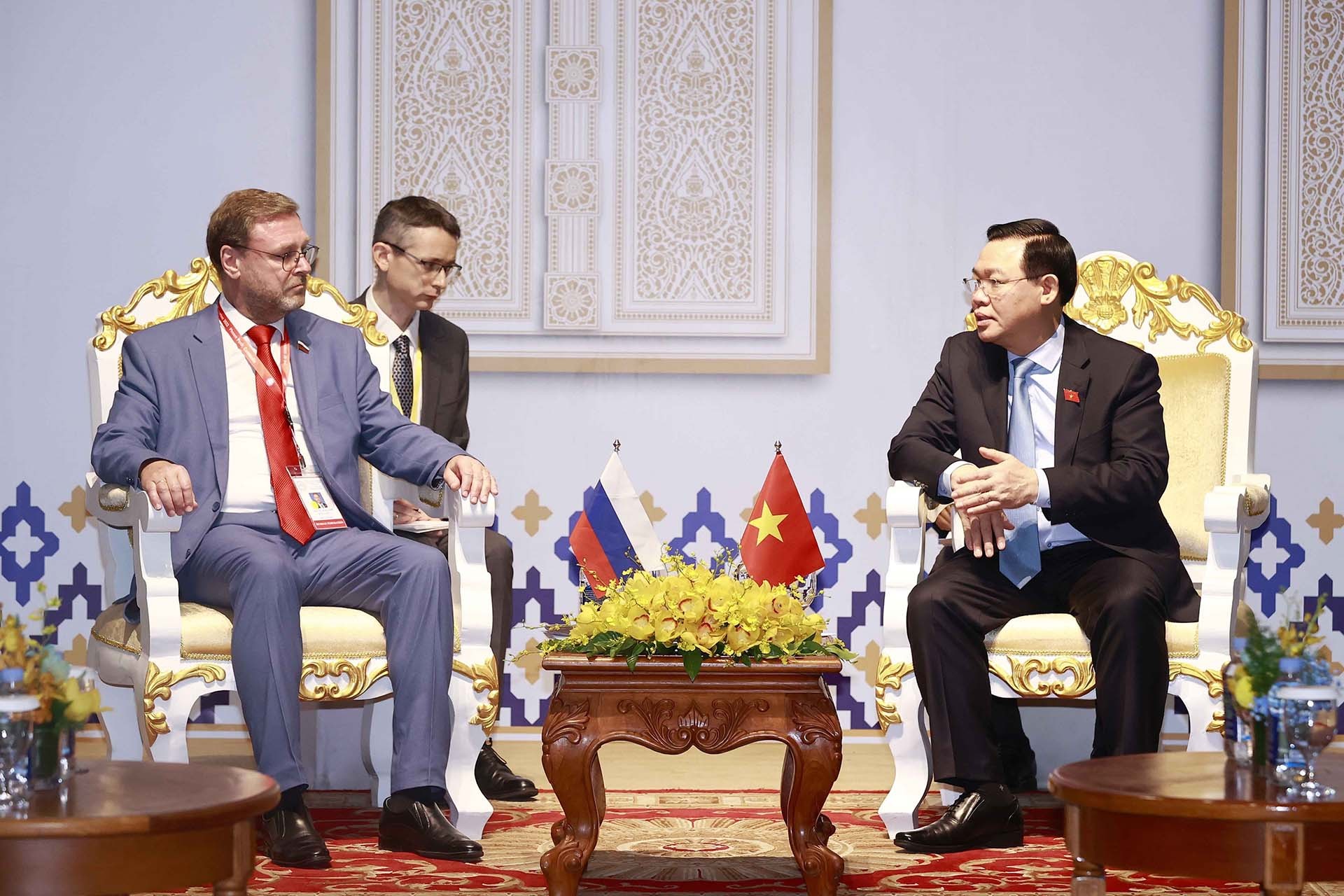 Chủ tịch Quốc hội Vương Đình Huệ gặp Phó Chủ tịch Hội đồng Liên bang Nga Konstantin Kosachev. (Nguồn: TTXVN)