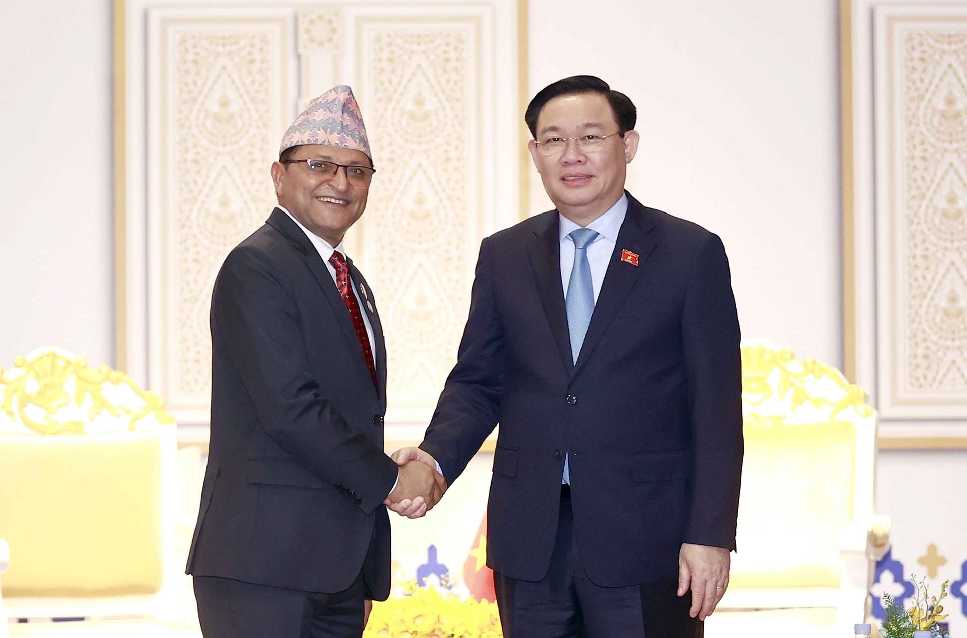 Chủ tịch Quốc hội Vương Đình Huệ gặp Chủ tịch Quốc hội Nepal Ganesh Prasad Timilsina. (Nguồn: TTXVN