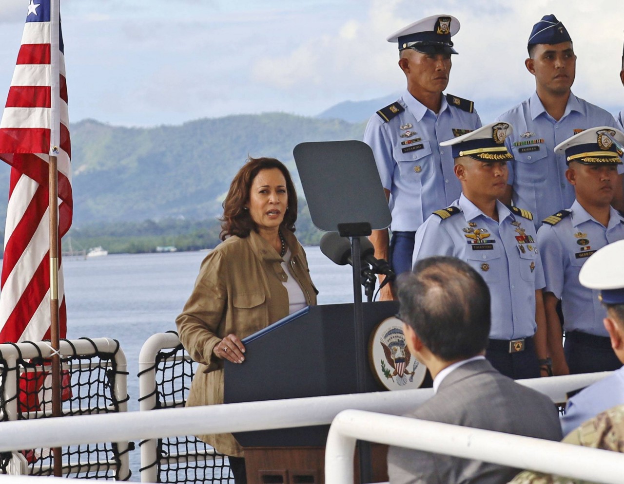 Phó Tổng thống Mỹ Kamala Harris phát biểu trên tàu tuần tra trong chuyến thăm đảo Palawan ở Philippines ngày 22/11. (Nguồn: Kyodo)
