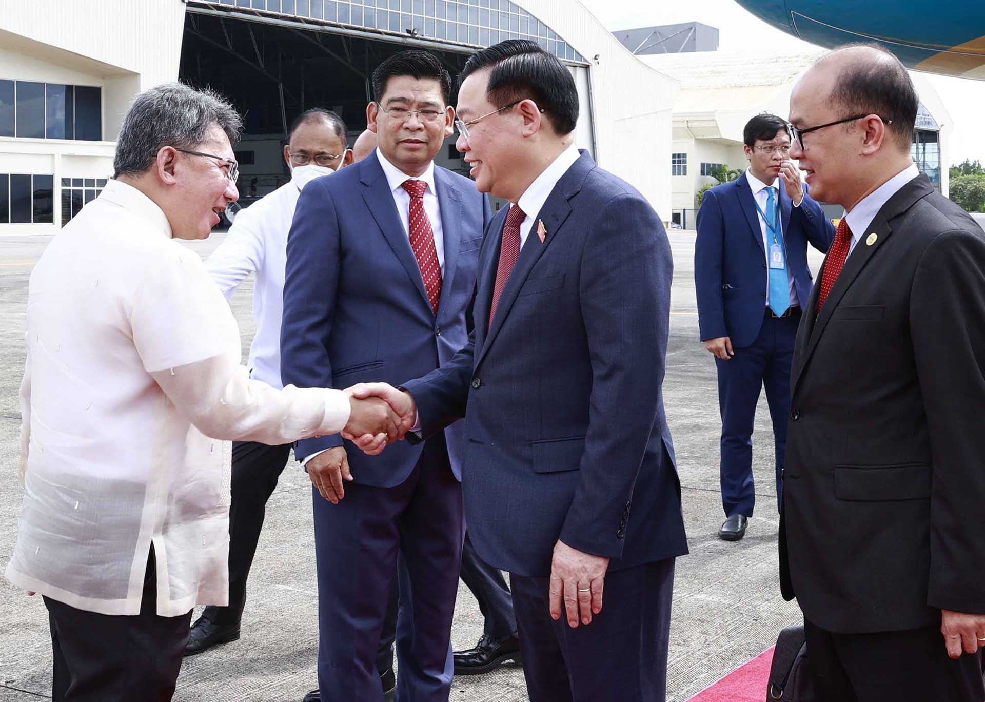 Chủ tịch Quốc hội Vương Đình Huệ đến thủ đô Manila, bắt đầu chuyến thăm chính thức Cộng hòa Philippines
