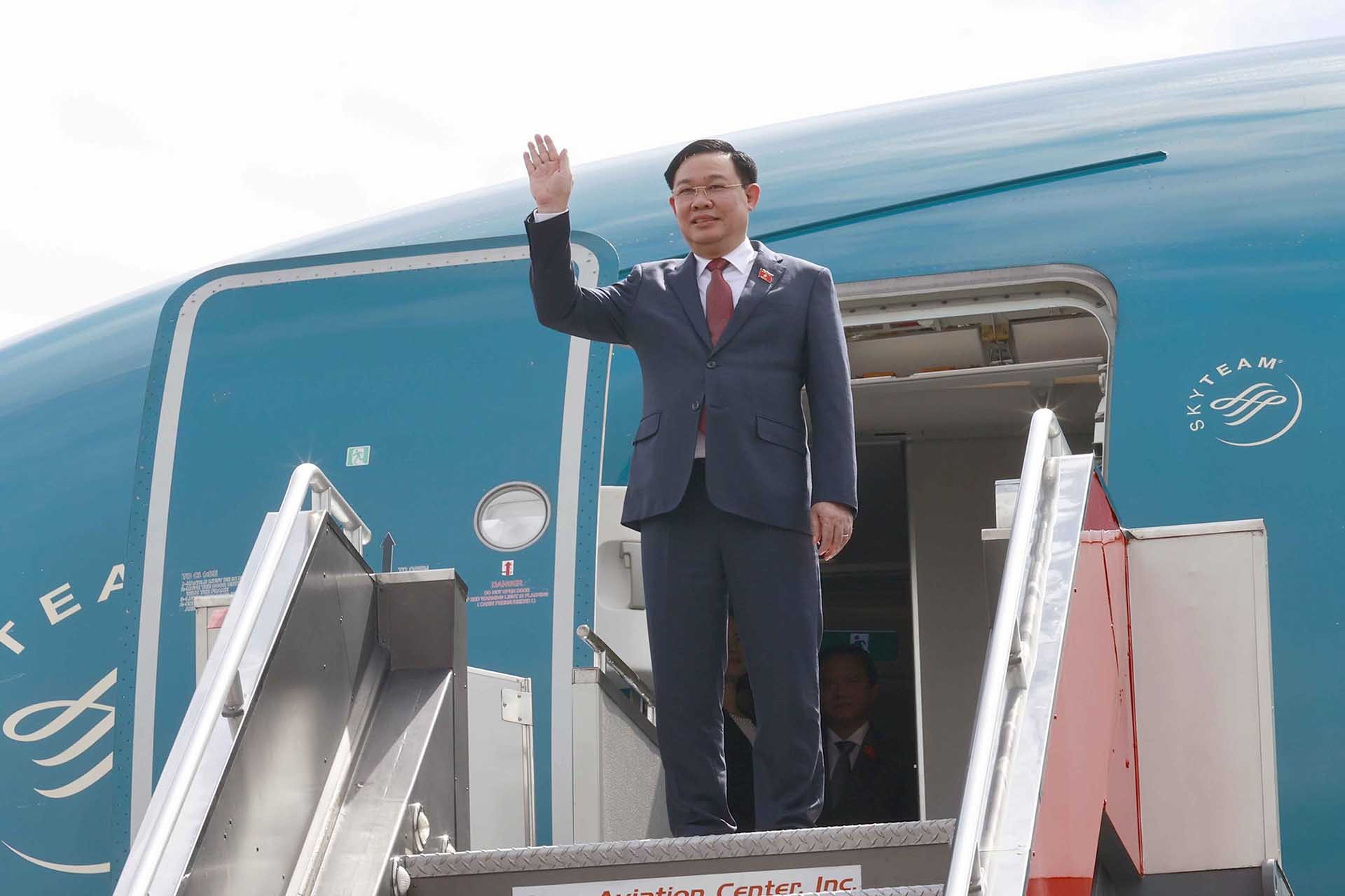 Chủ tịch Quốc hội Vương Đình Huệ đến sân bay quân sự Villamor, thủ đô Manila. (Nguồn: TTXVN)