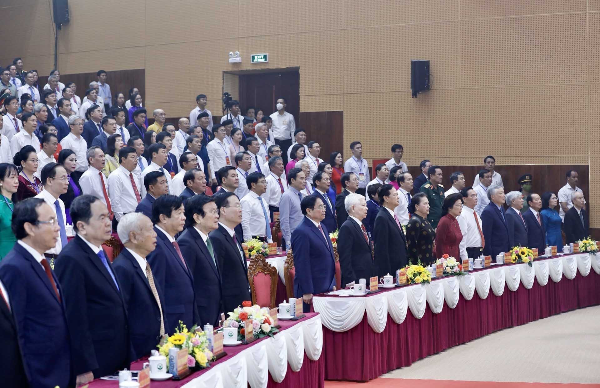 Thủ tướng Phạm Minh Chính và các đồng chí lãnh đạo, nguyên lãnh đạo Đảng, Nhà nước thực hiện nghi lễ chào cờ. (Nguồn: TTXVN)