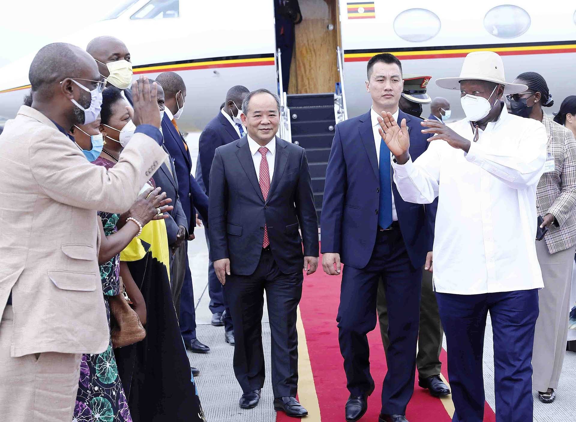 Lễ đón Tổng thống Cộng hòa Uganda Yoweri Kaguta Museveni tại Sân bay Quốc tế Nội Bài. (Nguồn: TTXVN)