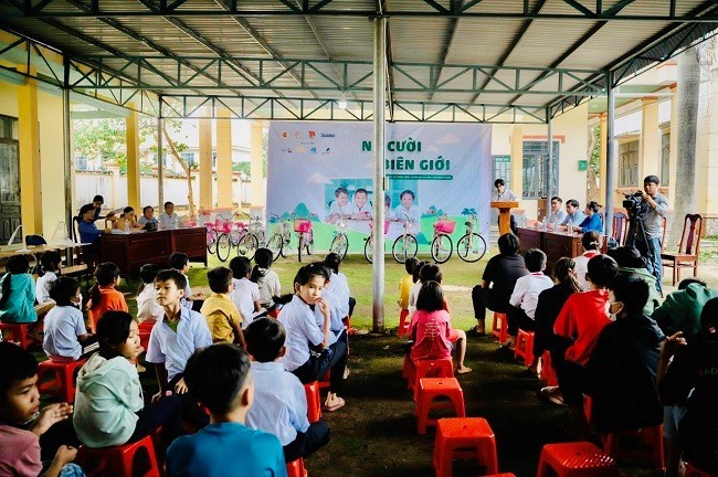 Bình phước: Trao tặng quà cho con em Việt kiều Campuchia ở vùng biên giới