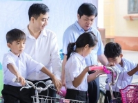 Bình Phước: Trao tặng quà con em người Việt sinh sống tại vùng biên giới Campuchia