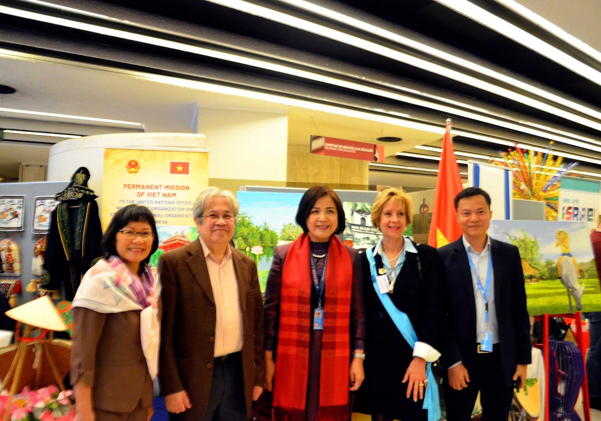 Chuyên gia - họa sỹ Phạm Nam Kim và phu nhân (bên trái) chụp ảnh lưu niệm với Lãnh đạo Phái đoàn và bạn bè quốc tế (Ảnh Tố Uyên, phóng viên VN tại Geneva)