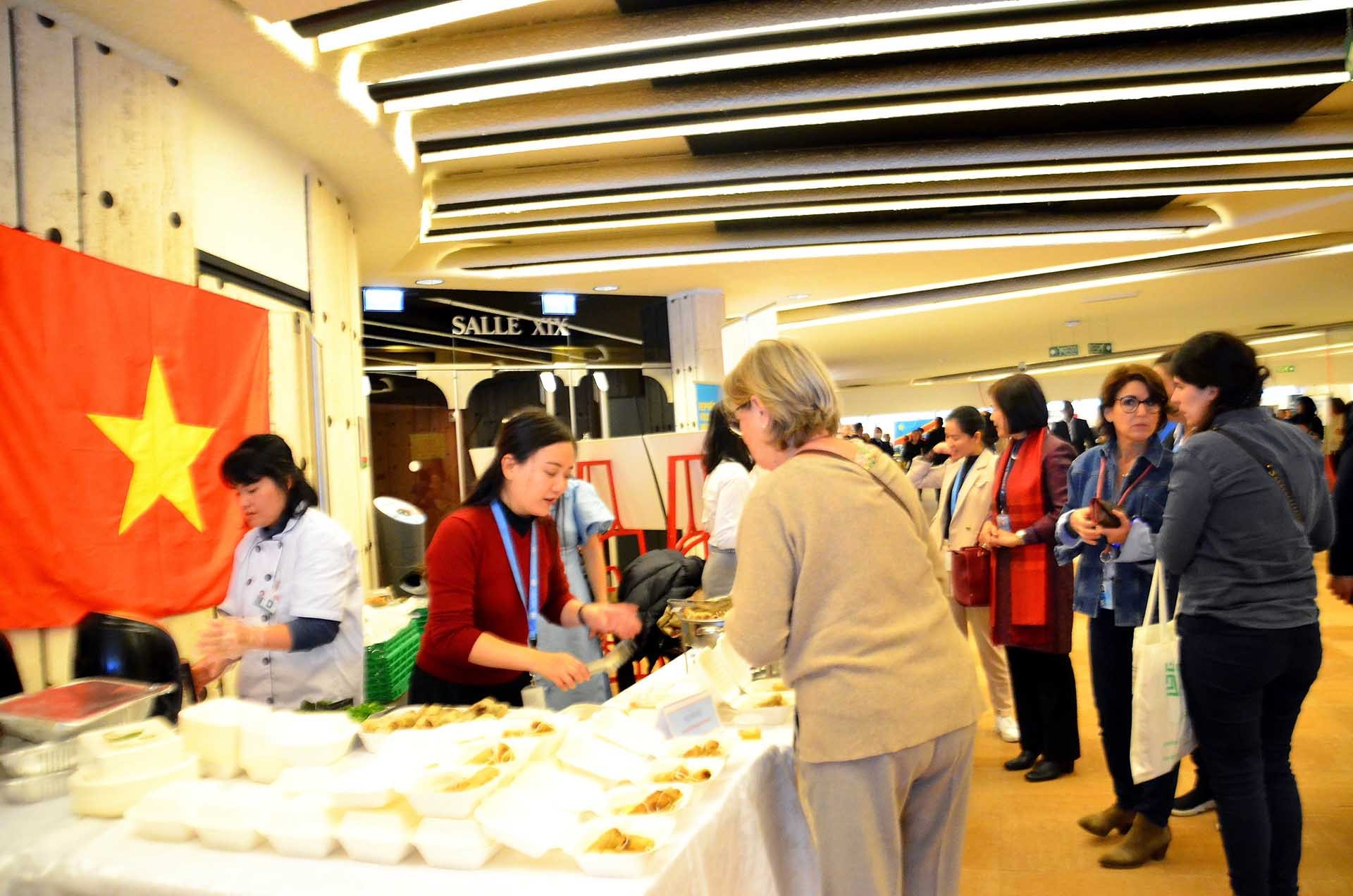 Gian hàng ẩm thực Việt Nam luôn thu hút đông khách quốc tế (Ảnh: Tố Uyên, phóng viên TTXVN  tại Geneva)