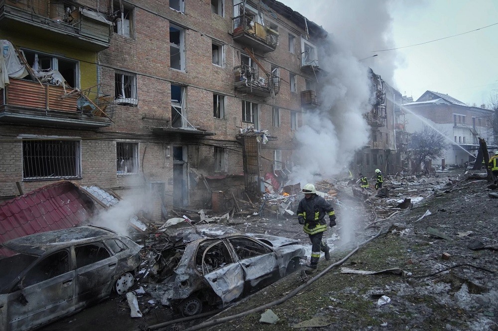 (11.24) Lính cứu hỏa Ukraine nỗ lực dập tắt đám cháy sau vụ pháo kích của Nga vào Vyshgorod ngày 23.11. (Nguồn AP)