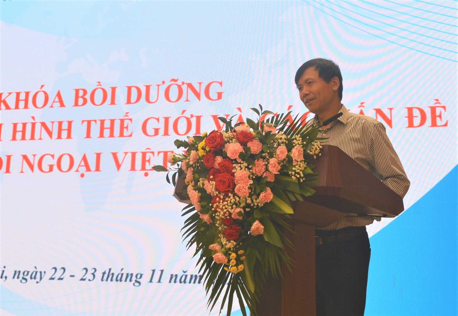 PGS.TS. Đặng Đình Quý, nguyên Thứ trưởng Ngoại giao, nguyên Đại sứ, Trưởng Phái đoàn đại diện thường trực Việt Nam tại Liên hợp quốc tại khóa bồi dưỡng.