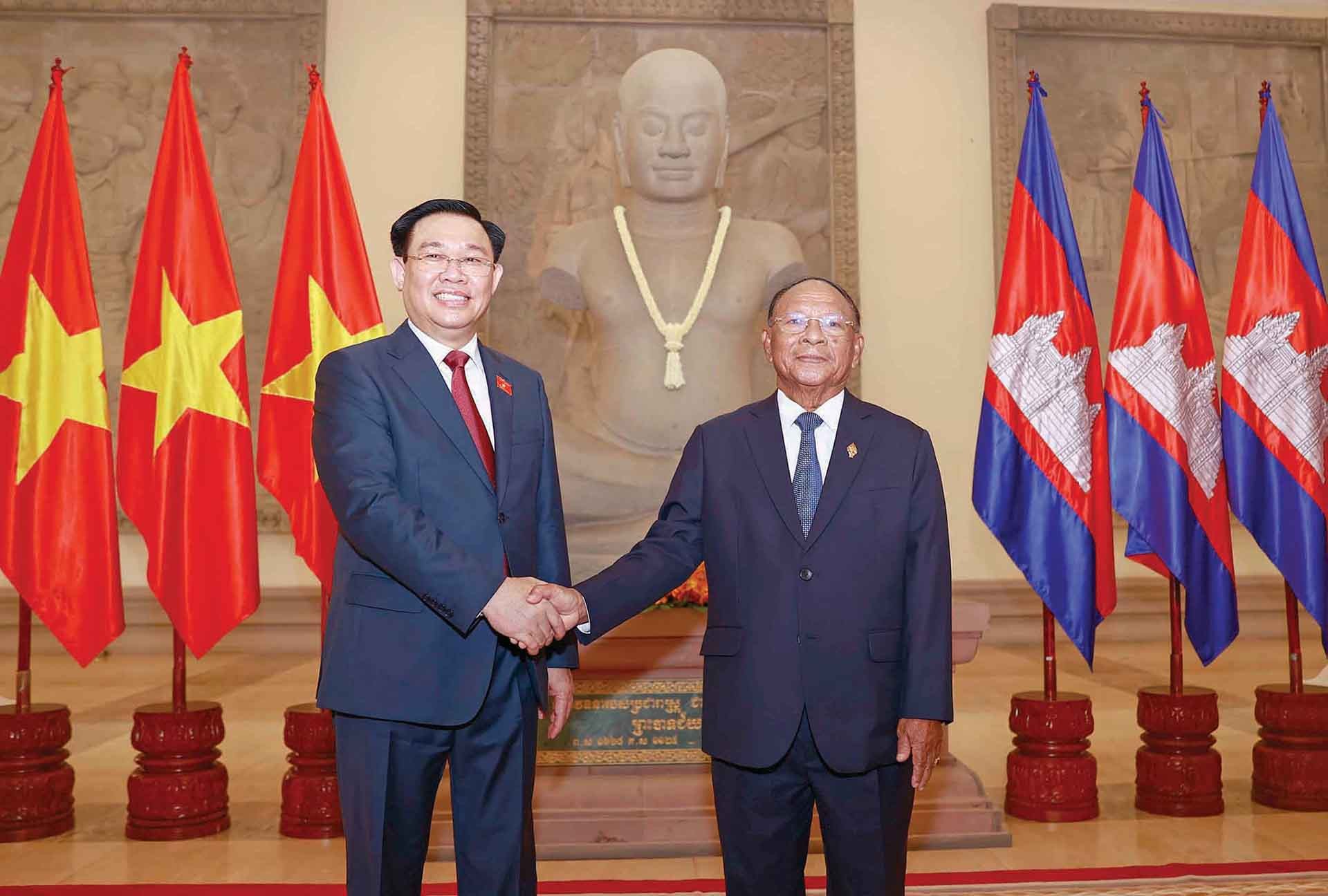 Chủ tịch Quốc hội Vương quốc Campuchia Samdech Heng Samrin đón Chủ tịch Quốc hội Vương Đình Huệ. (nguồn: TTXVN)