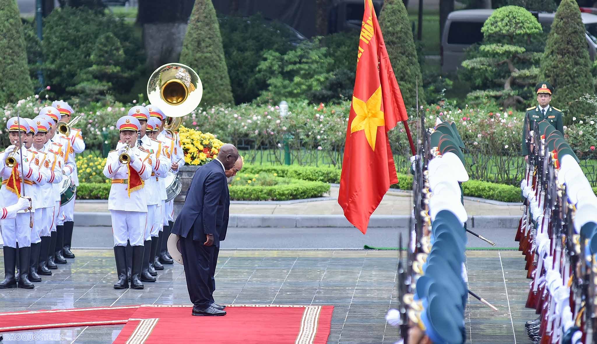 Chủ tịch nước Nguyễn Xuân Phúc chủ trì lễ đón chính thức tổng thống Uganda