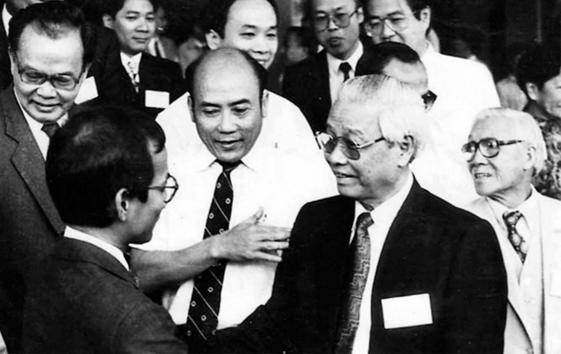 Thủ tướng Võ Văn Kiệt trao đổi thân mật với các trí thức Việt kiều. (Nguồn: Tư liệu gia đình).