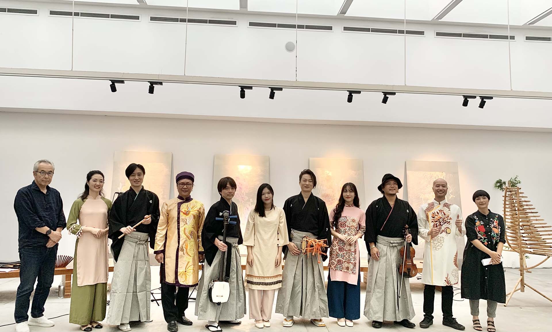 Dàn nhạc Sức Sống Mới biểu diễn giao lưu với ban nhạc truyền thống Nhật Bản Ryoma Quarte.  (Ảnh: Trọng Vũ)
